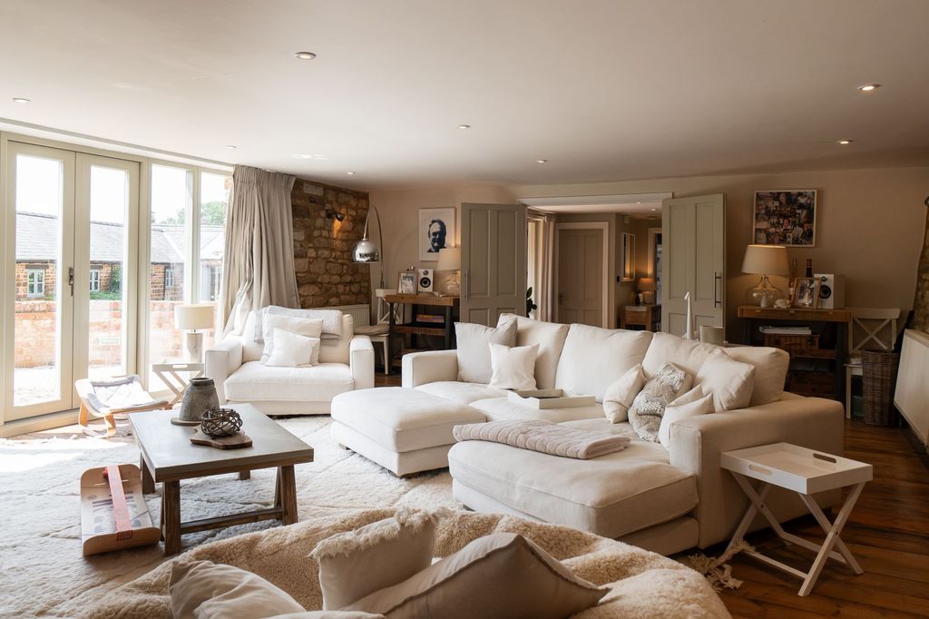 Property photo 2 of 39 Sitting Room