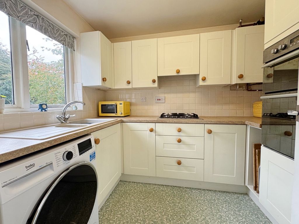 Property photo 3 of 10 Kitchen