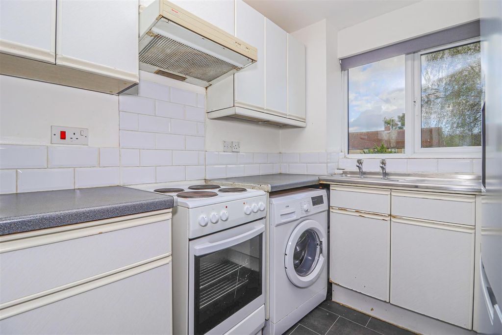 Property photo 3 of 6 Kitchen