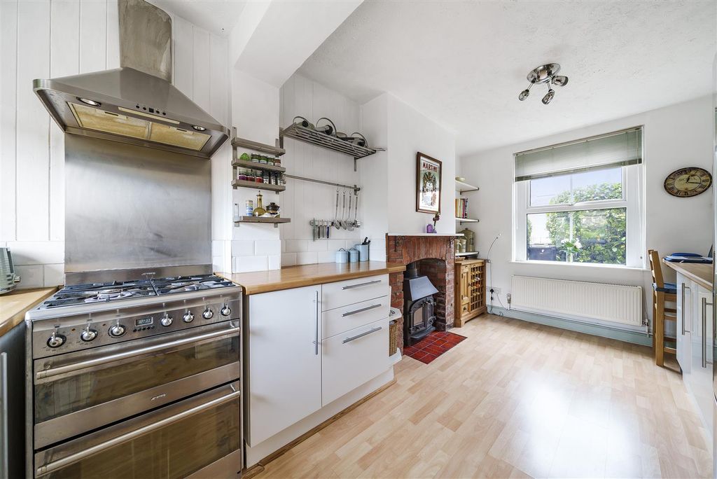 Property photo 3 of 11 Kitchen
