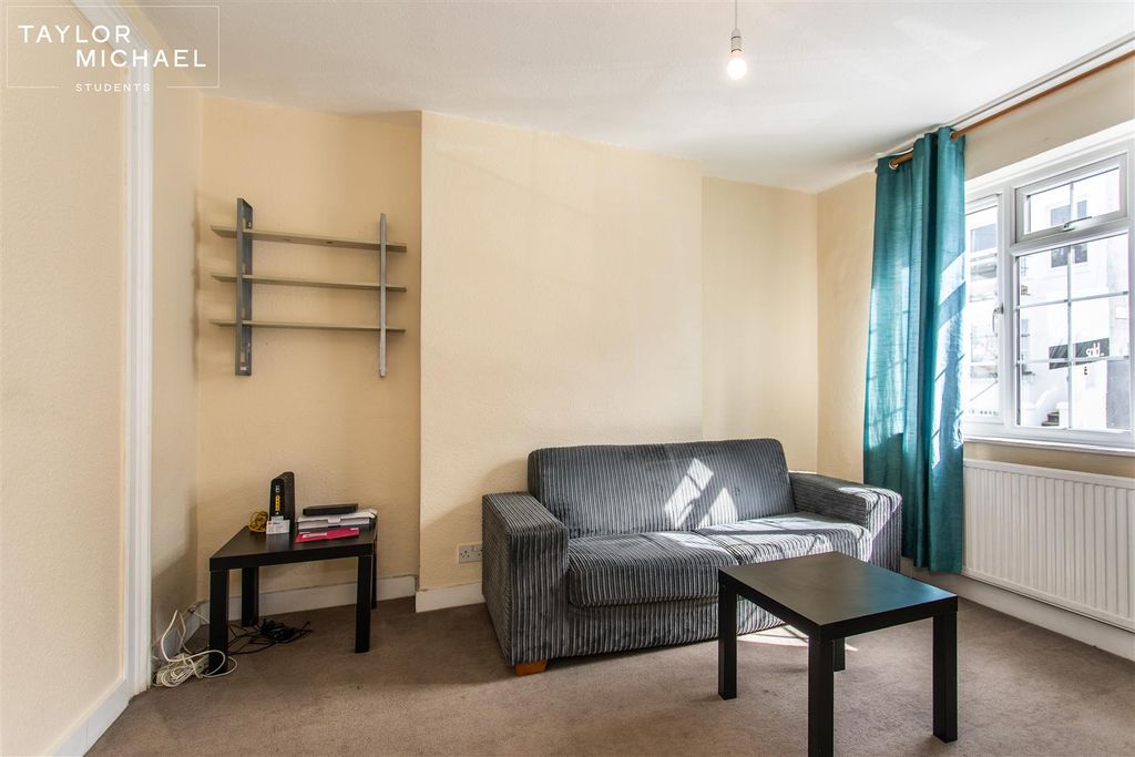 Property photo 3 of 16 Livingroom