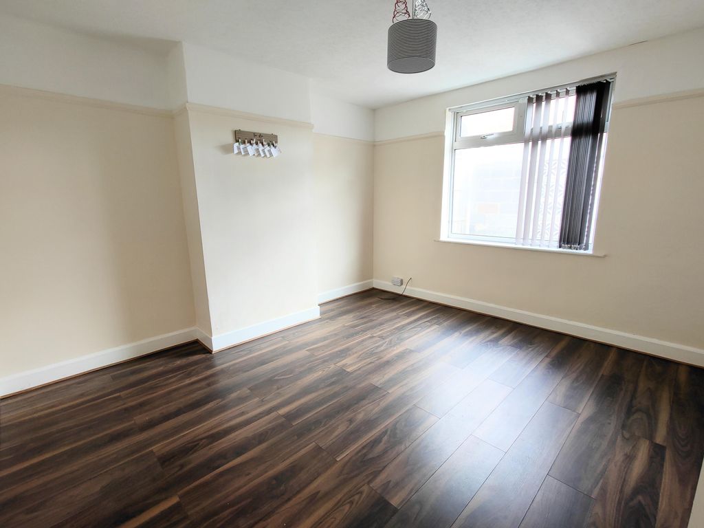 Property photo 3 of 10 Dining Room