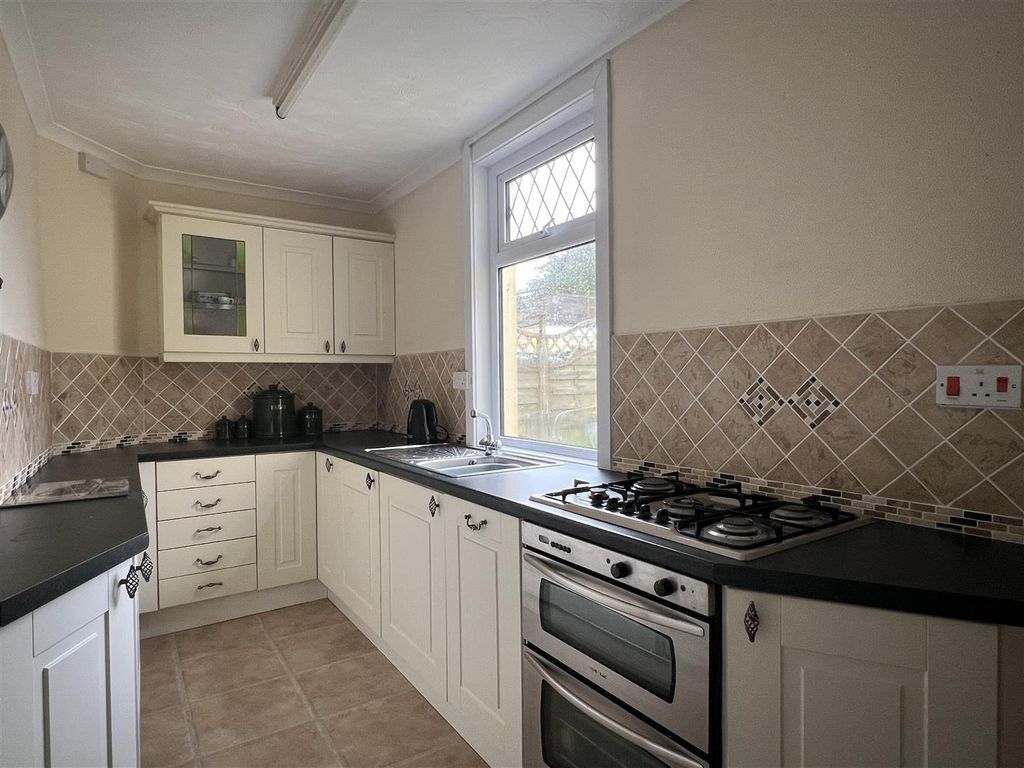 Property photo 3 of 28 Kitchen