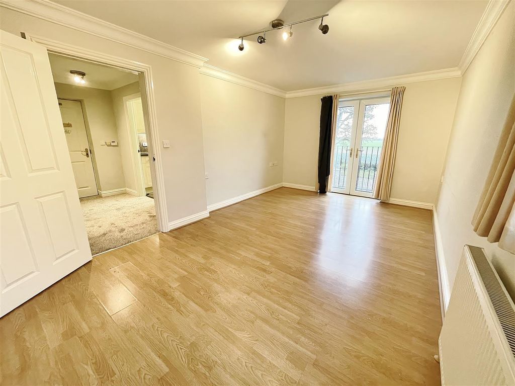 Property photo 2 of 16 Lounge