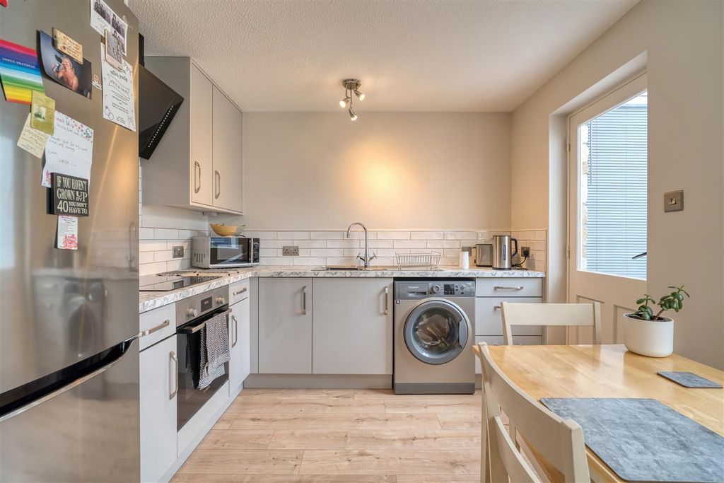 Property photo 3 of 8 Kitchen