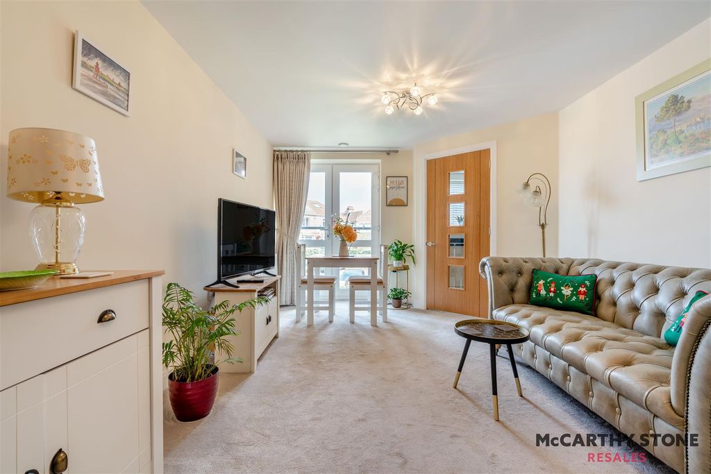 Property photo 2 of 31 Lounge