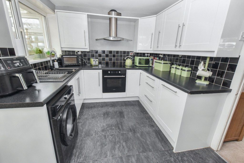 Property photo 3 of 17 Kitchen
