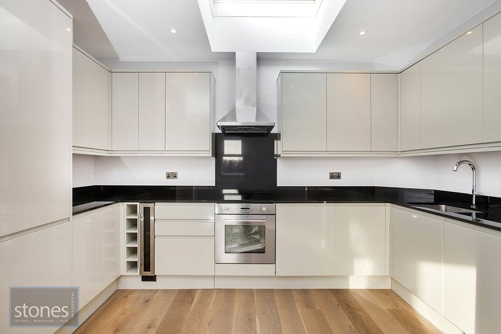Property photo 2 of 11 Kitchen