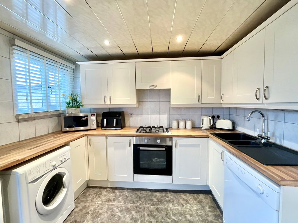 Property photo 2 of 25 Dining Kitchen