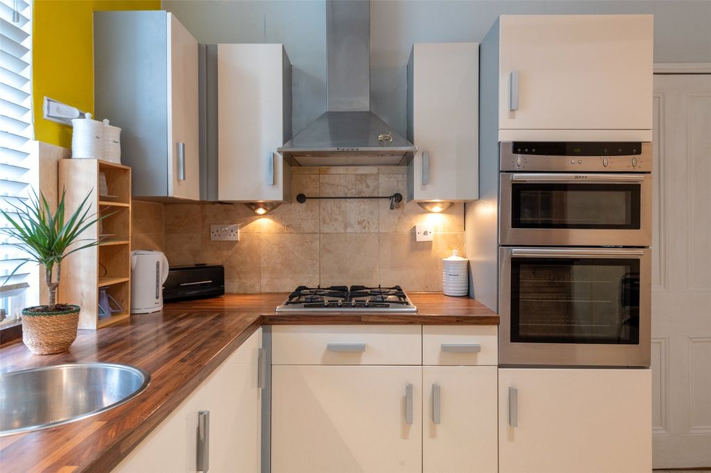 Property photo 3 of 31 19 Dean Bank Lane