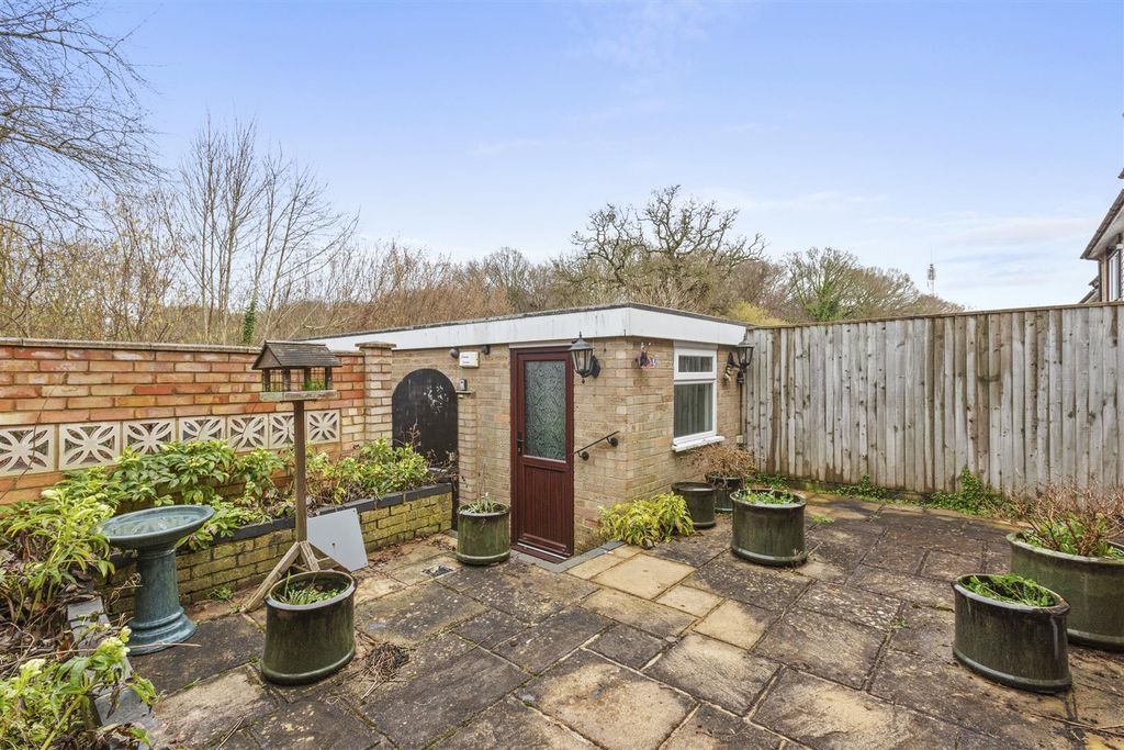 Property photo 2 of 13 149 Hithercroft Rd, Hp13 5Rb-10.Jpg