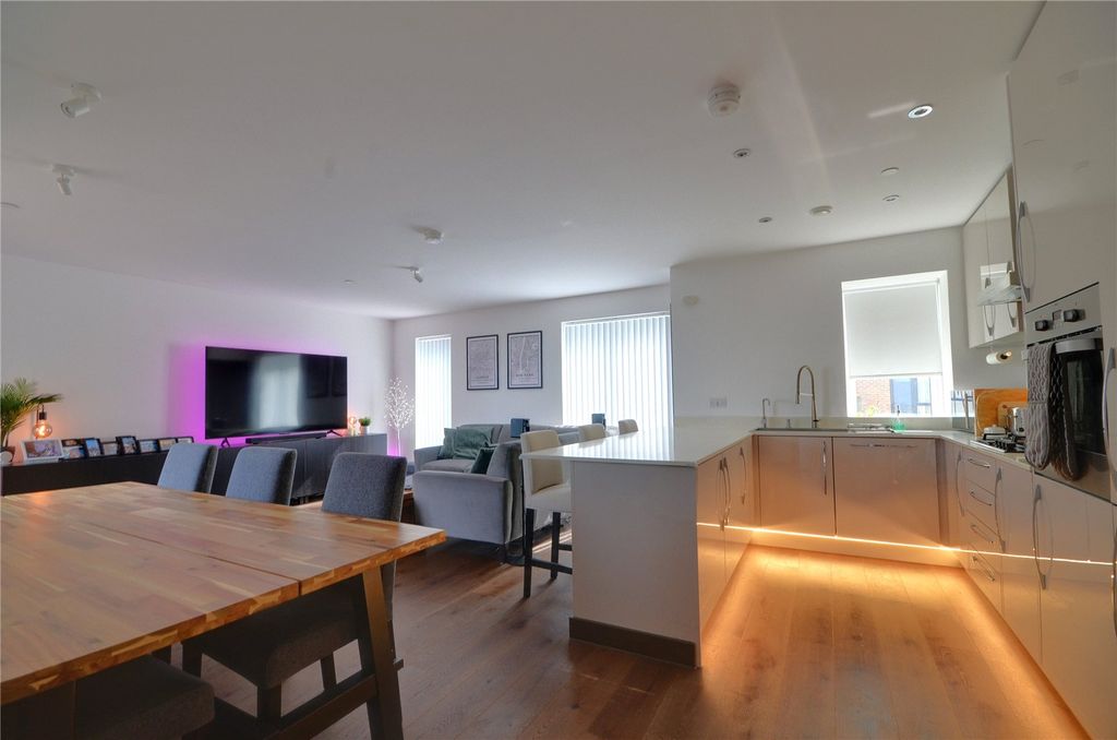 Additional image 11 of 2 bed flat for sale52 Queens Road, East Grinstead, West Sussex RH19