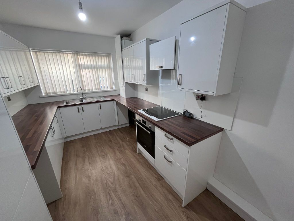 Property photo 3 of 11 Kitchen