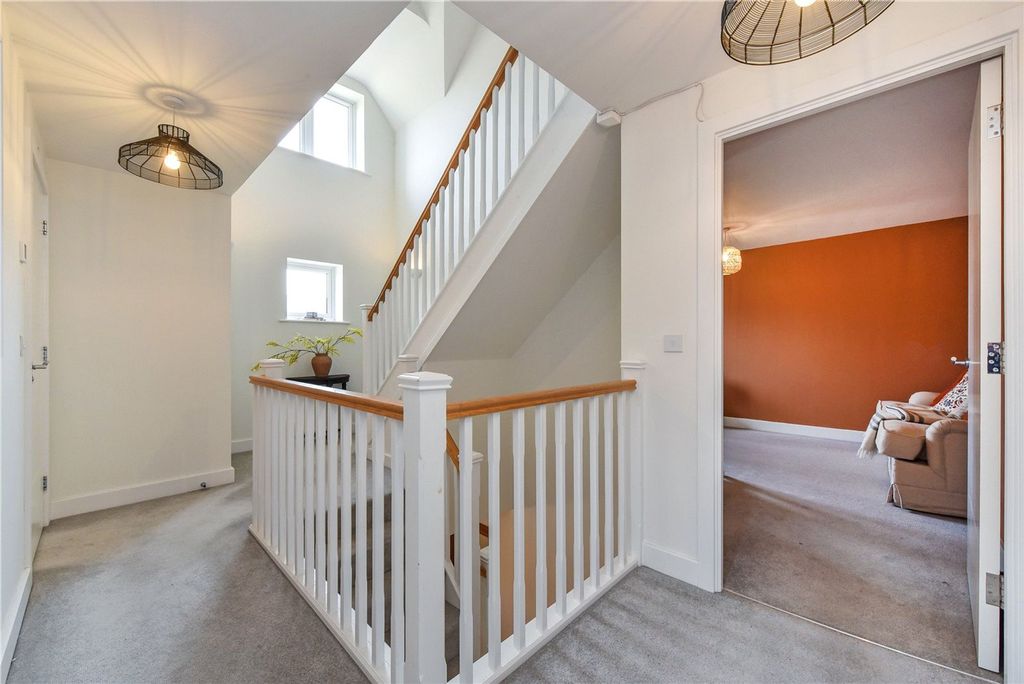 Property photo 3 of 16 Landing