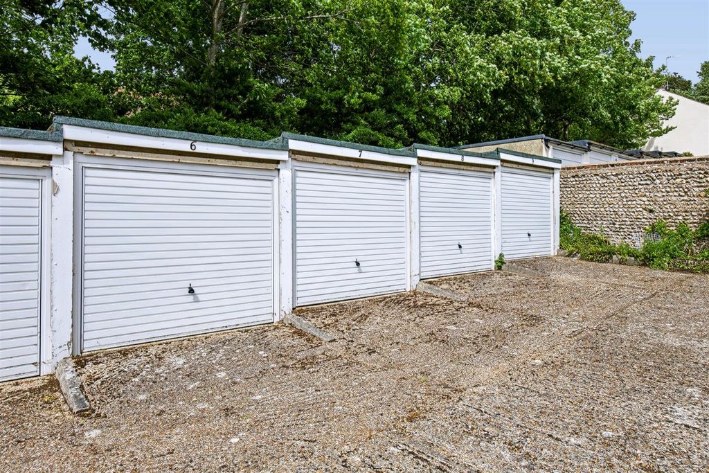Property photo 3 of 12 Garage
