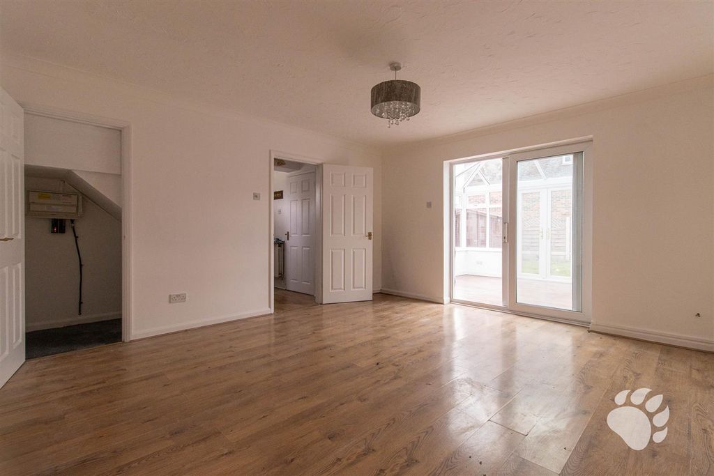 Property photo 3 of 32 Lounge