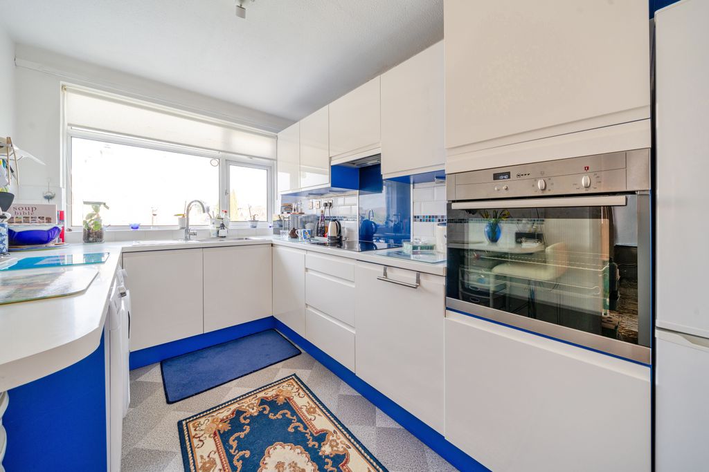 Property photo 2 of 10 Kitchen
