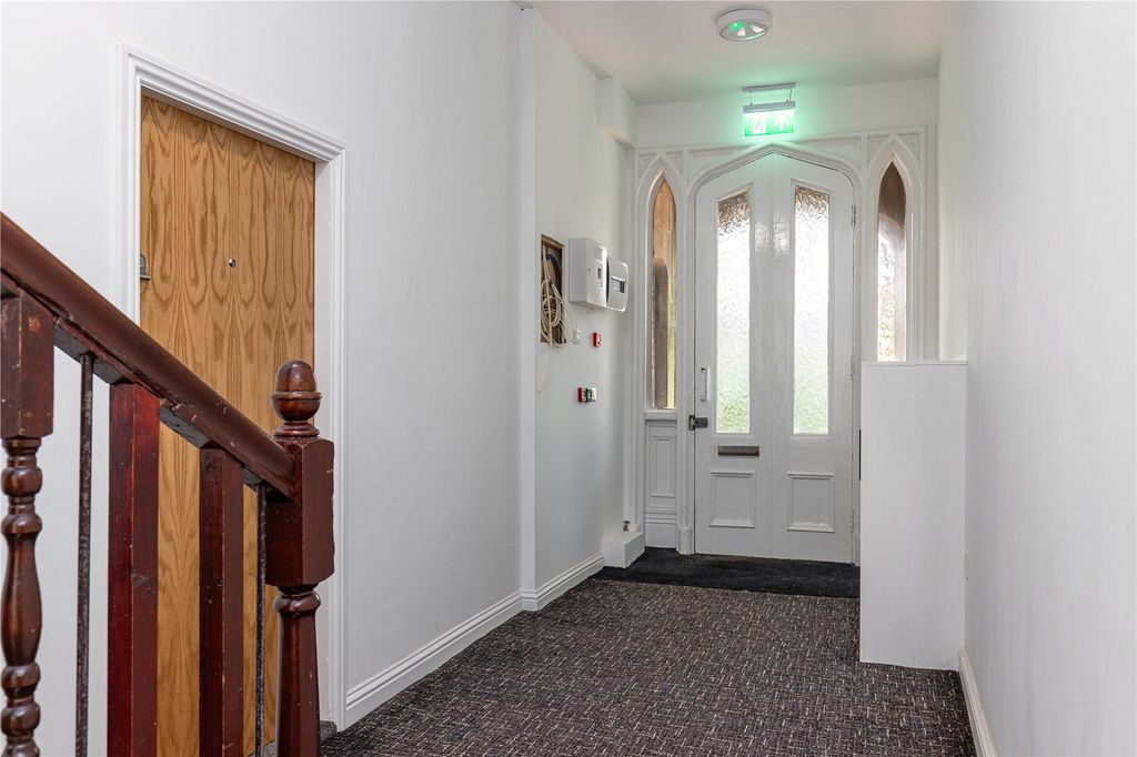 Property photo 3 of 8 Communal F.Entrance