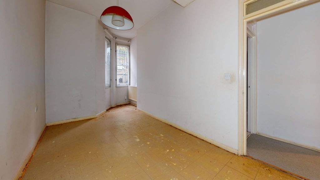 Property photo 2 of 10 Flat 1, 132 Earls Court Road, Kensington, London, W8 6Ql