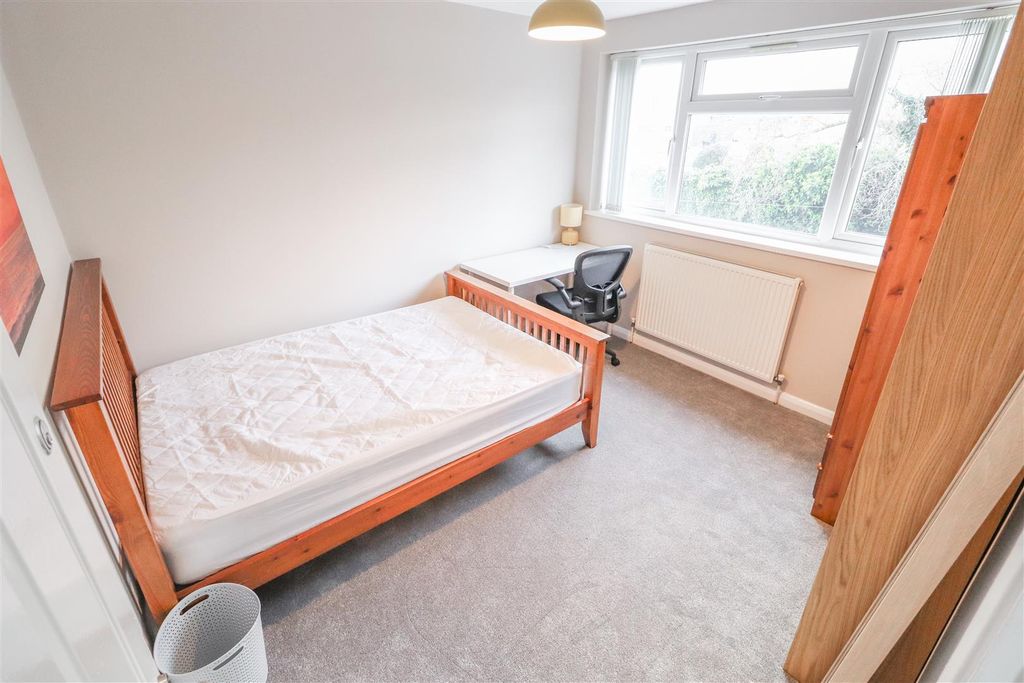 Property photo 2 of 11 21 Esher Drive-21.Jpg