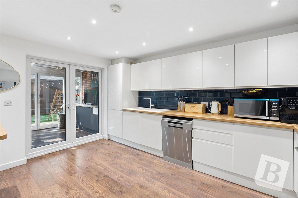 Property photo 3 of 15 Kitchen