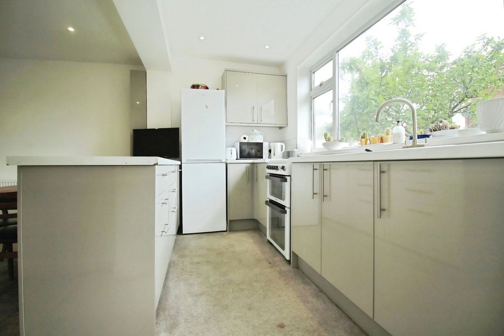 Property photo 3 of 18 Kitchen