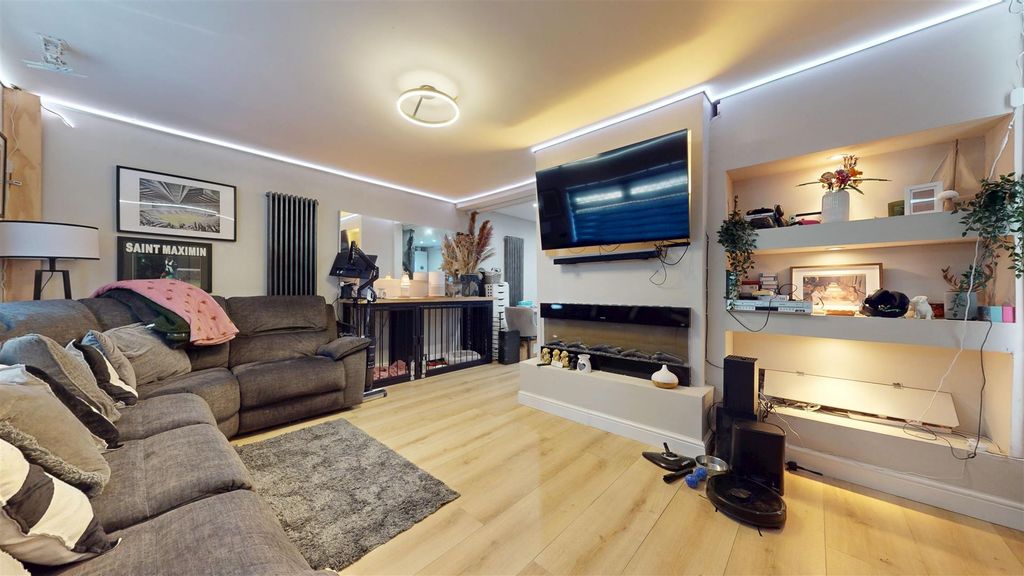 Property photo 2 of 19 Oak Avenue Living Room