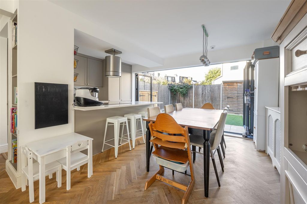 Property photo 3 of 25 Exmouth Road, E17