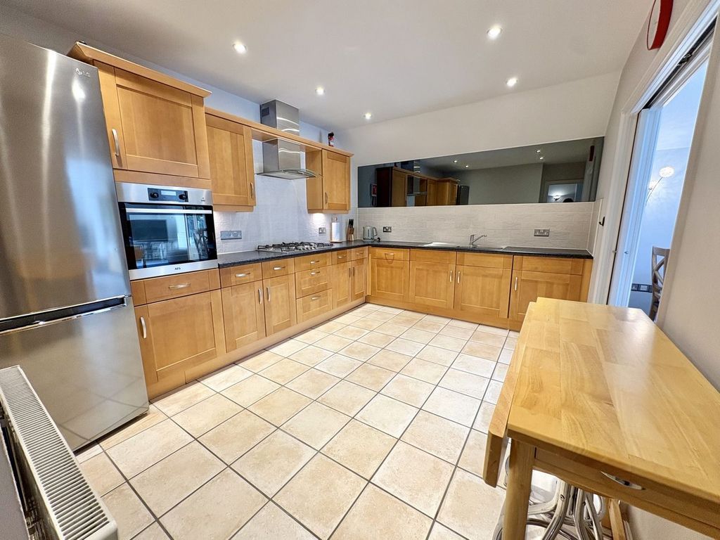 Property photo 3 of 34
