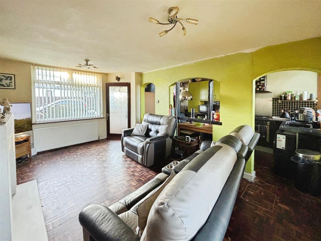 Property photo 3 of 13 Lounge