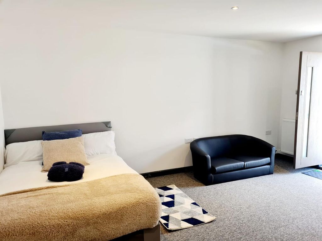 Property photo 1 of 7 Bedroom