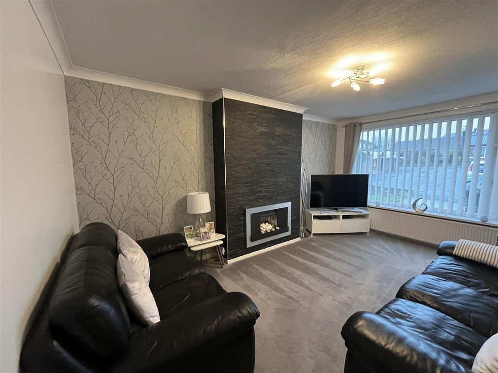 Property photo 3 of 21 Lounge