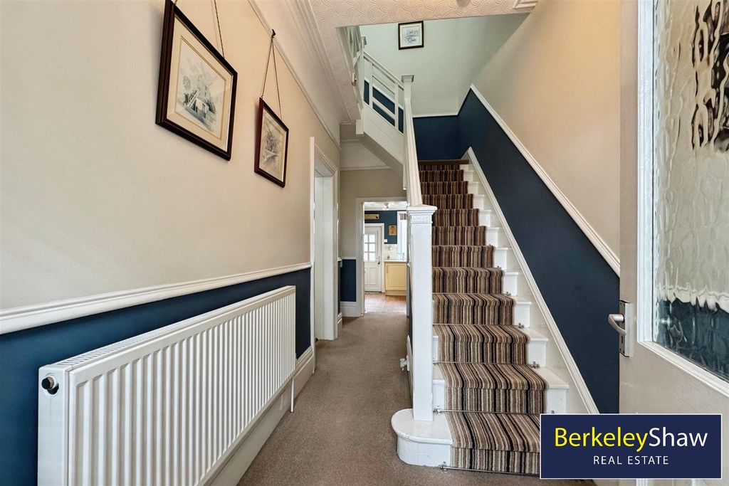 Property photo 2 of 23 Entrance Hall