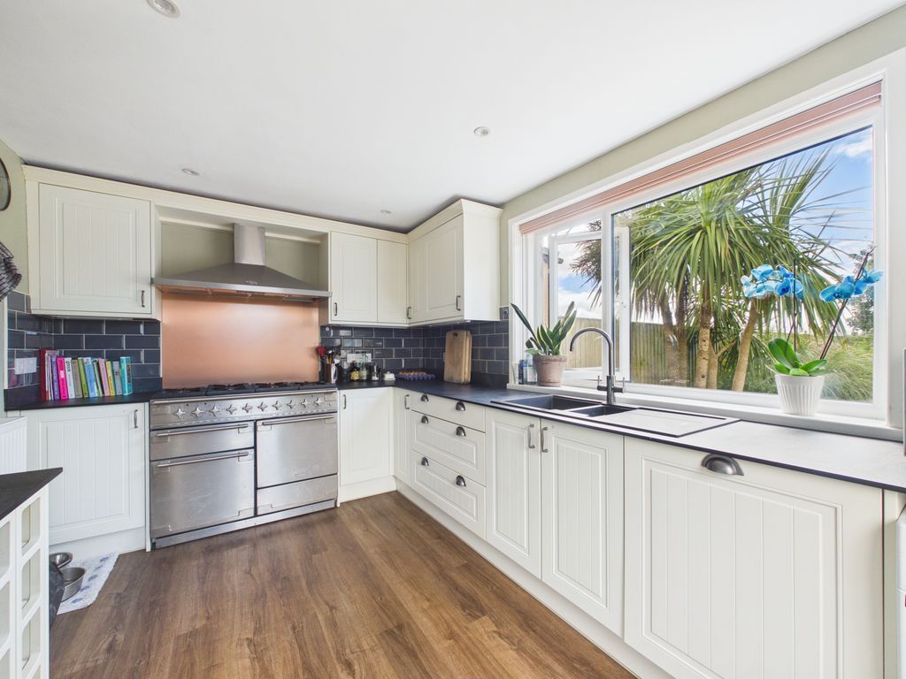 Property photo 3 of 12 Kitchen
