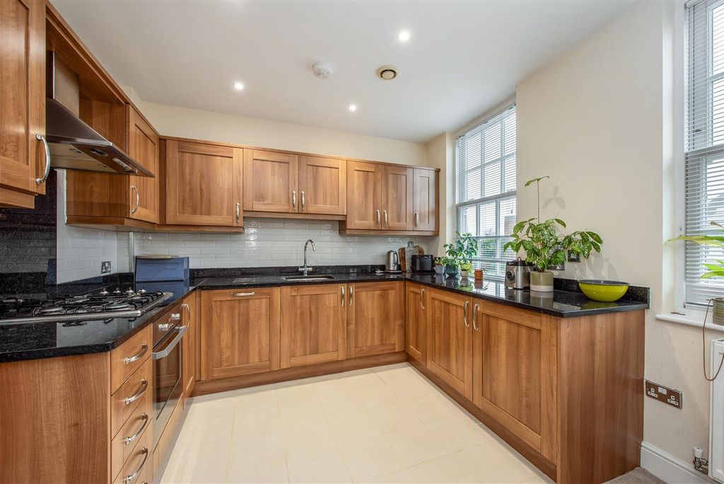 Property photo 3 of 12 Kitchen