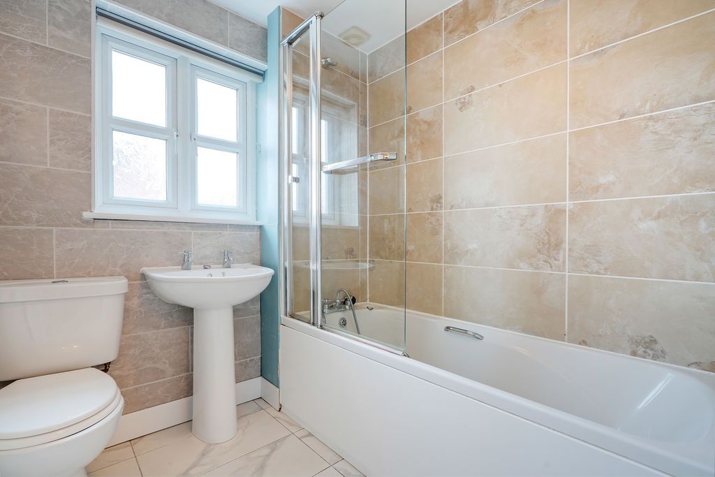 Property photo 3 of 11 Bathroom