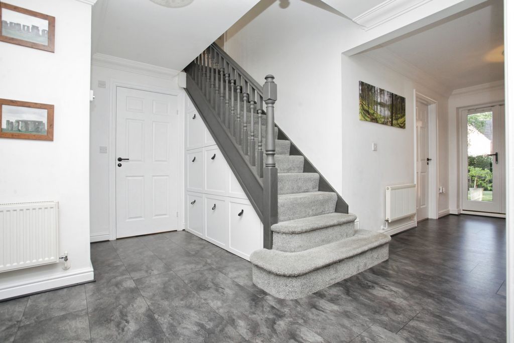 Property photo 2 of 33 Entrance Hall Way