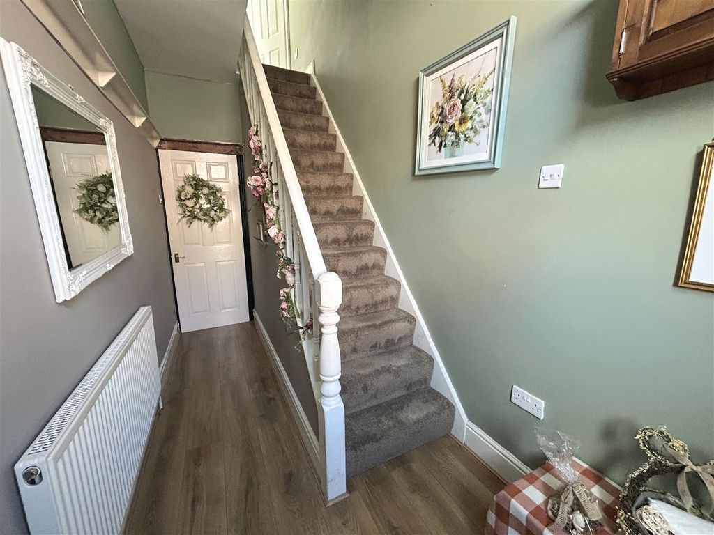 Property photo 2 of 8 Hallway
