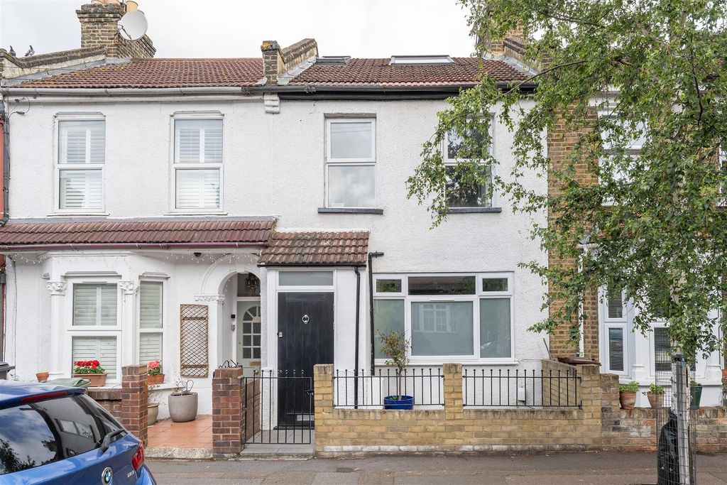 Property photo 1 of 28 Clacton Road E17