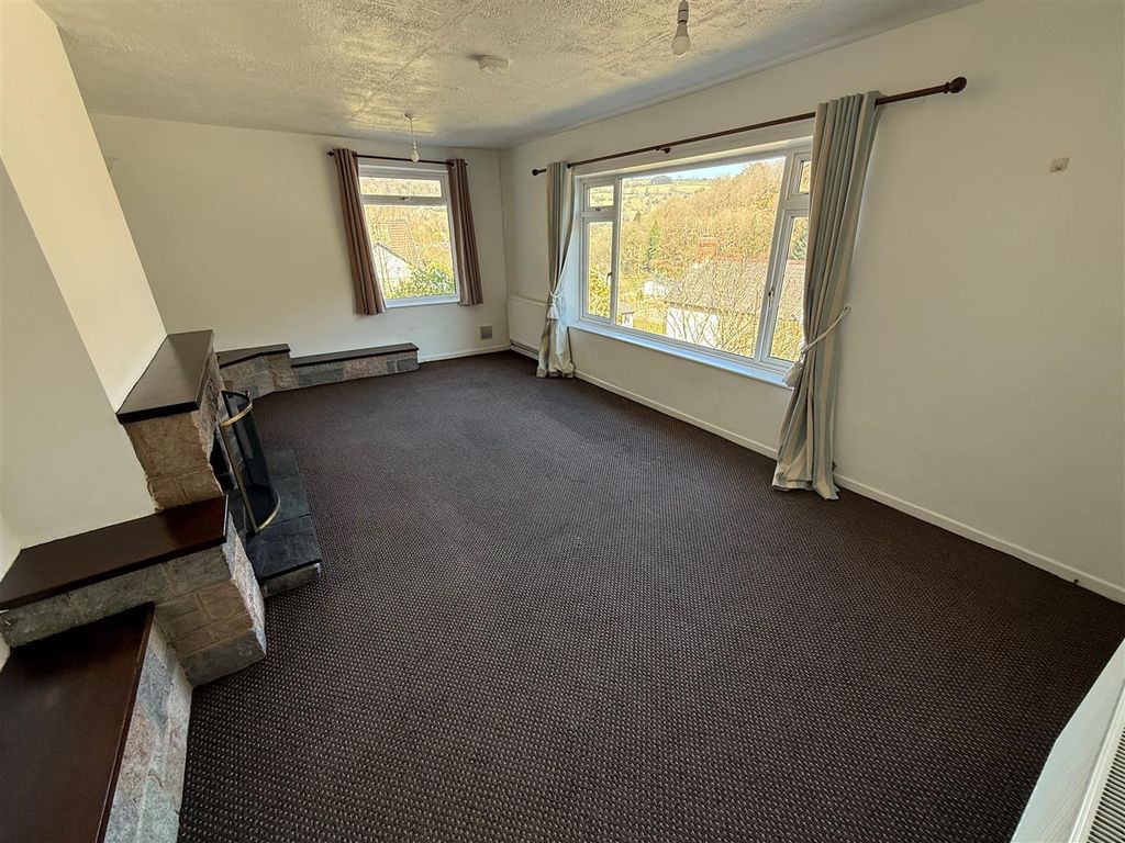 Property photo 3 of 18 Lounge