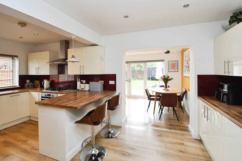 Property photo 3 of 17 Kitchen/Breakfast