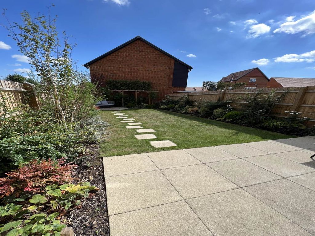 Property photo 2 of 7 Garden