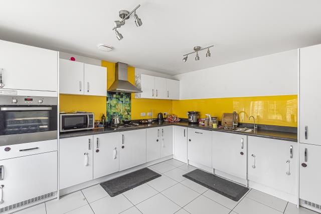Property photo 3 of 10 Kitchen