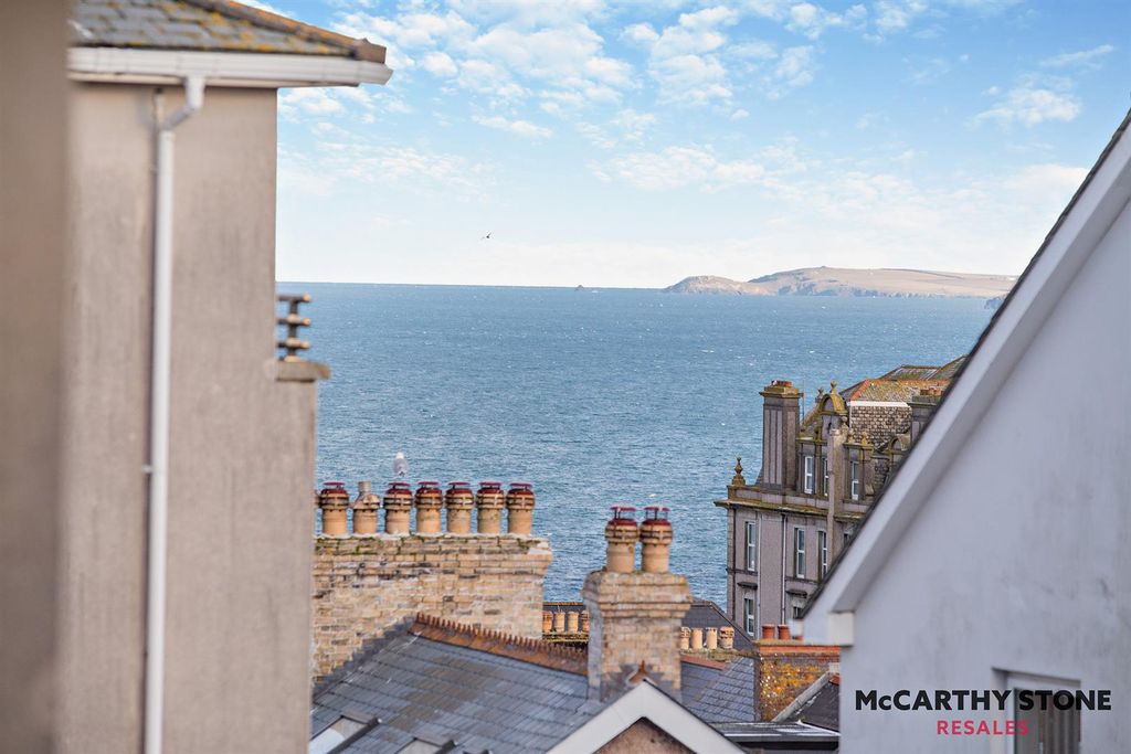 Property photo 2 of 18 Distant Sea View