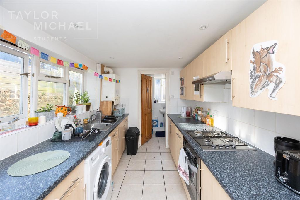 Property photo 2 of 9 Kitchen