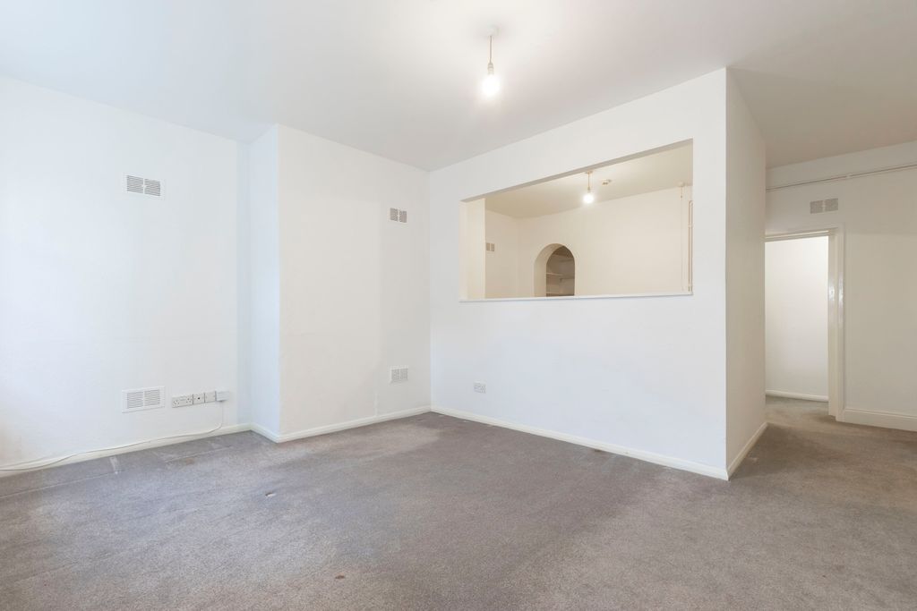 Property photo 3 of 7 Flat 1, 124 Bath Road-03