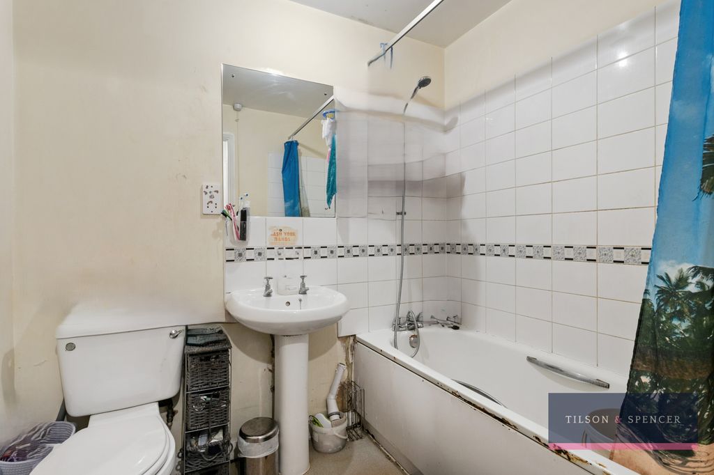 Property photo 3 of 11 050520268_Tils_Flat 13 1 The Roundway _N17 7Eq_006