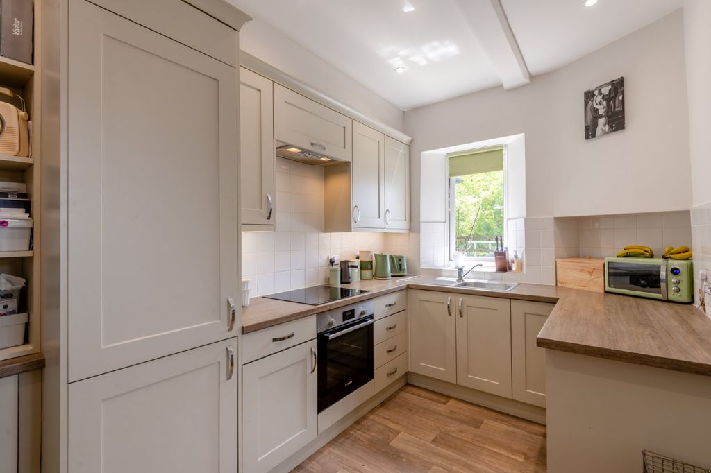 Property photo 3 of 10 Kitchen