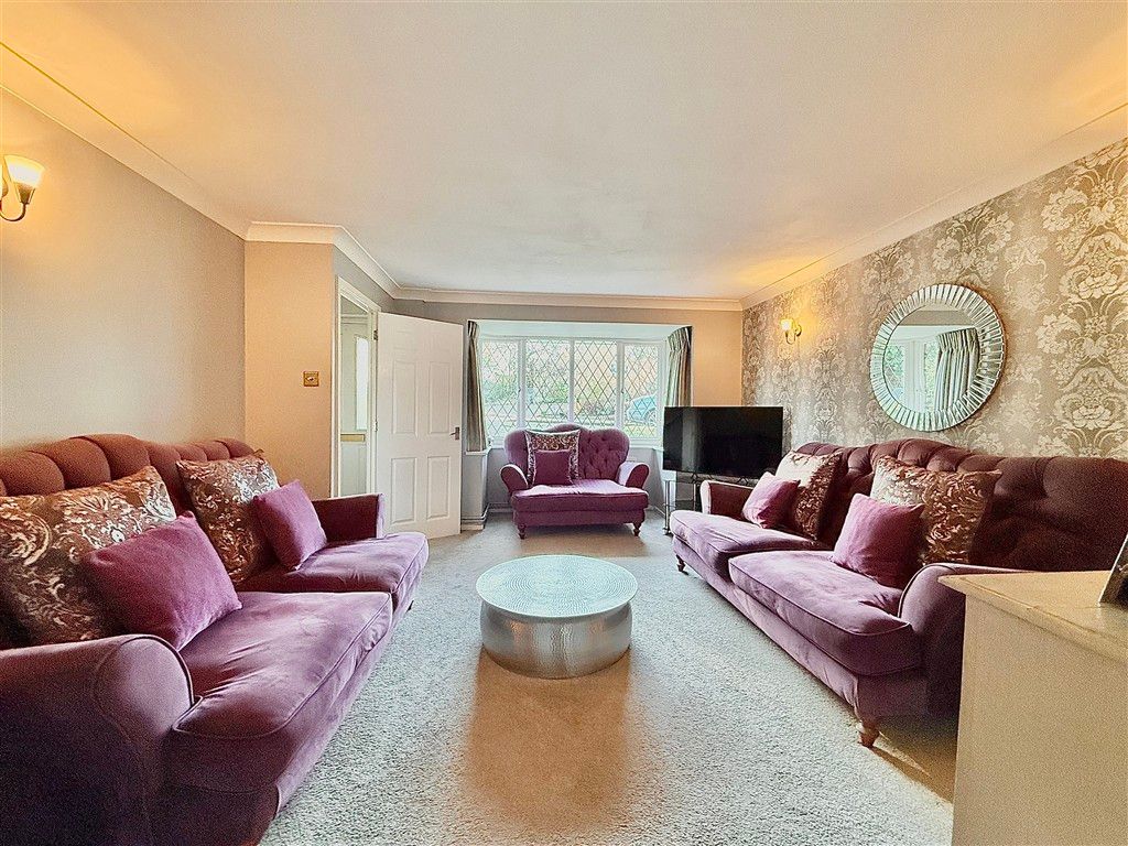 Property photo 3 of 10 Lounge