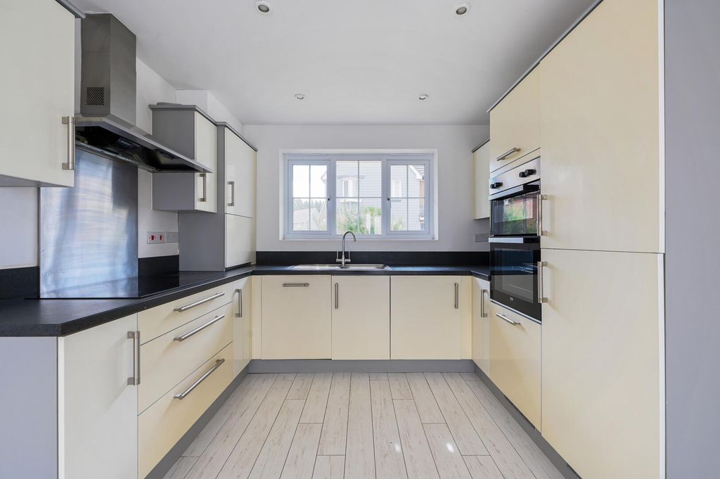 Property photo 3 of 17 Kitchen